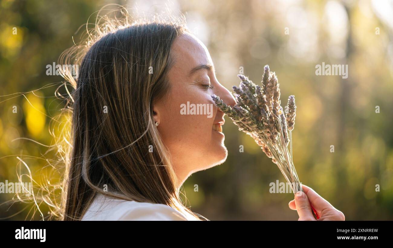 Frau riecht Lavander für ein spirituelles Ritual Stockfoto