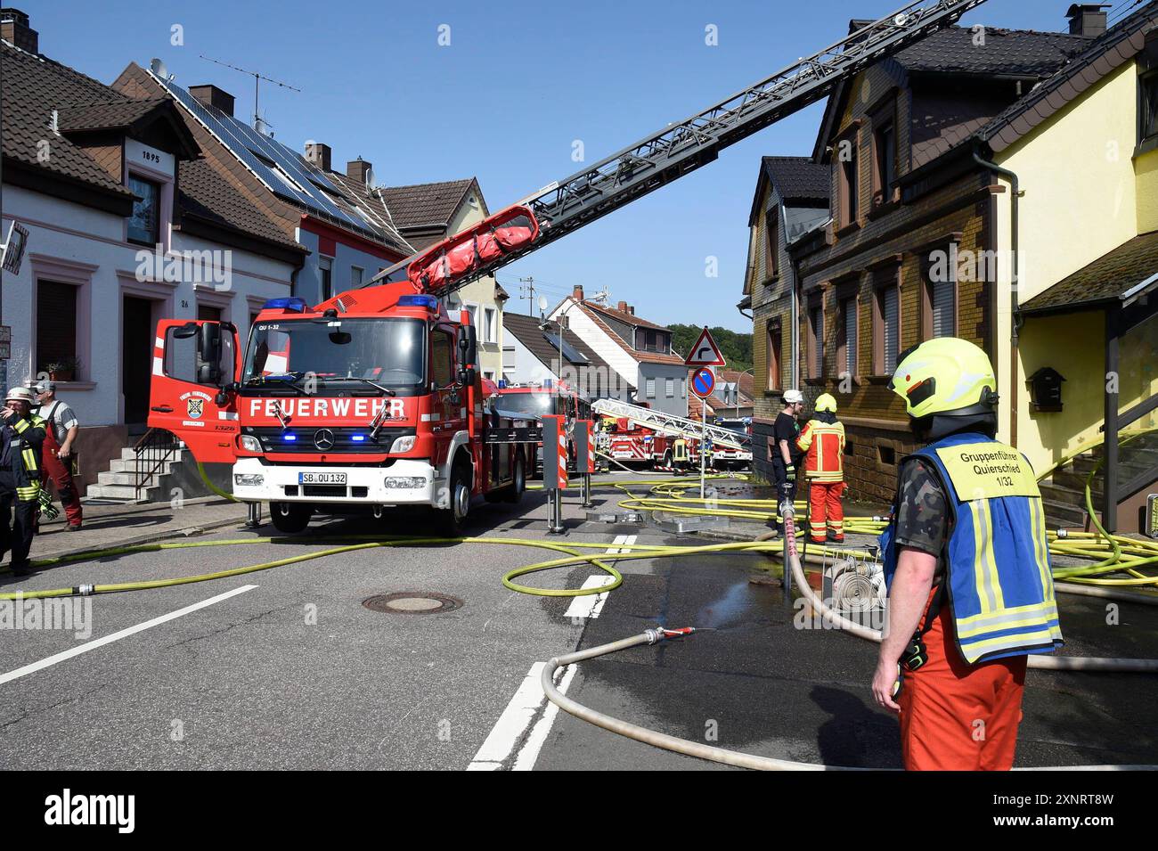 Quierschied. In der Fischbacher Mittelstraße hat ein Brand am Dienstag 30.07.2024 zu einem Feuerwehr Großeinsatz geführt. Das Feuer wurde der Leitstelle kurz vor 16 Uhr gemeldet, über Notruf wurde mitgeteilt, dass ein Whirlpool brenne. Die ersten Einheiten der Freiwillligen Feuerwehr Quierschied erreichten die Brandstelle nach wenigen Minuten und konnten das Ausmaß nicht nur bestätigen, sie sahen auch, dass die Flammen auf das angrenzende Wohnhaus übergreifen. Zusätzlich erreichten die Flammen den Dachstuhl des Nachbarhauses. Neben dem sofort eingeleiteten Löschangriff wurden weitere Kräfte al Stockfoto