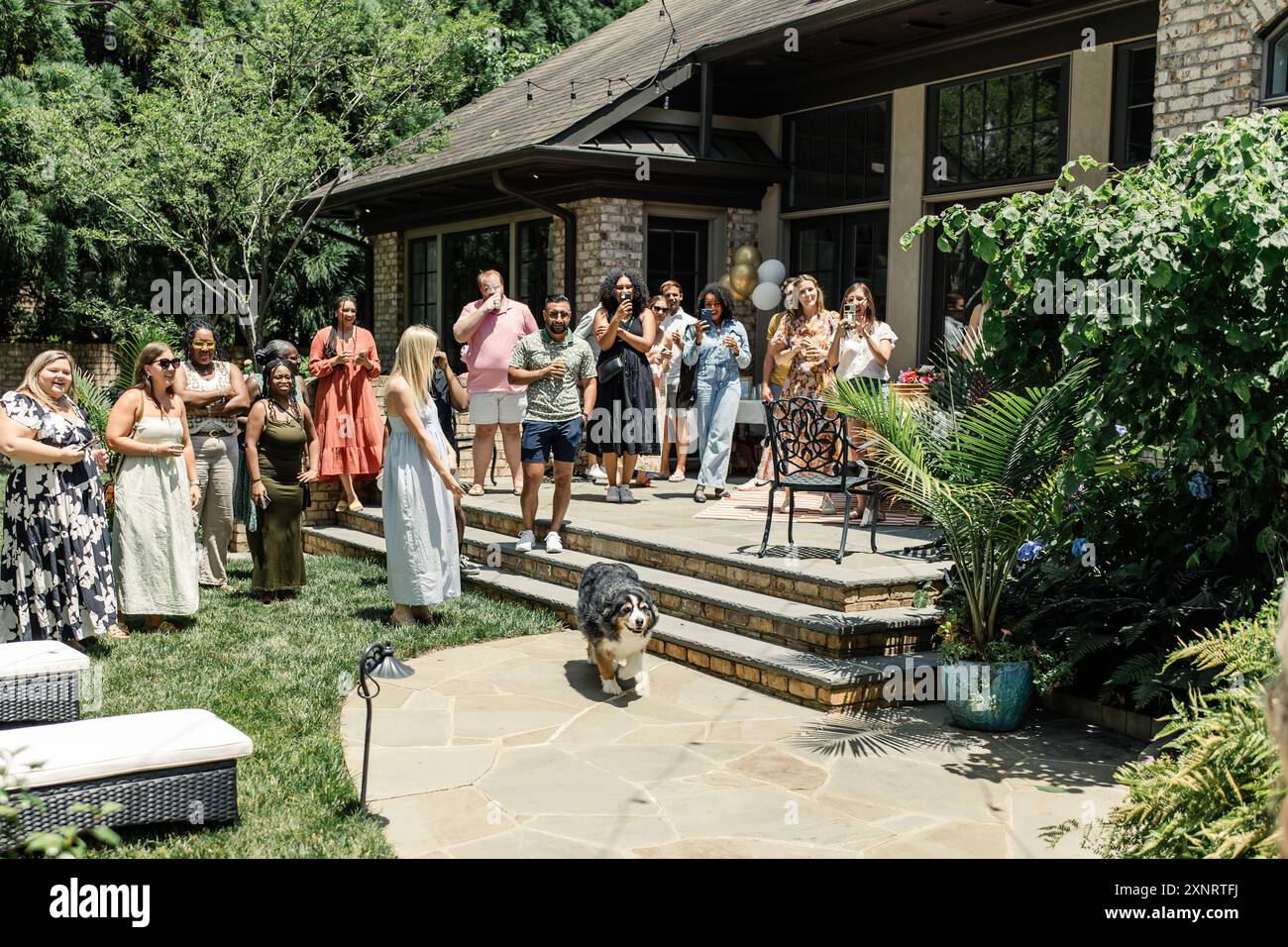 Gruppe von Leuten auf Gartenparty, Lachen, Sommerfeier. Stockfoto