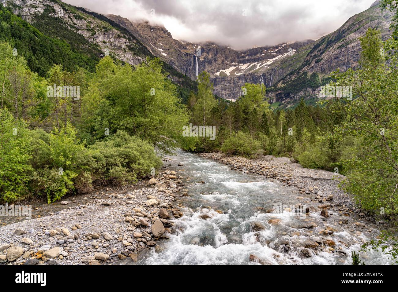 Give de Gavarnie der Fluss Give de Gavarnie im Talkessel Cirque de Gavarnie, UNESCO Welterbe im Nationalpark Pyrenäen bei Gavarnie-Gedre, Frankreich, Stockfoto