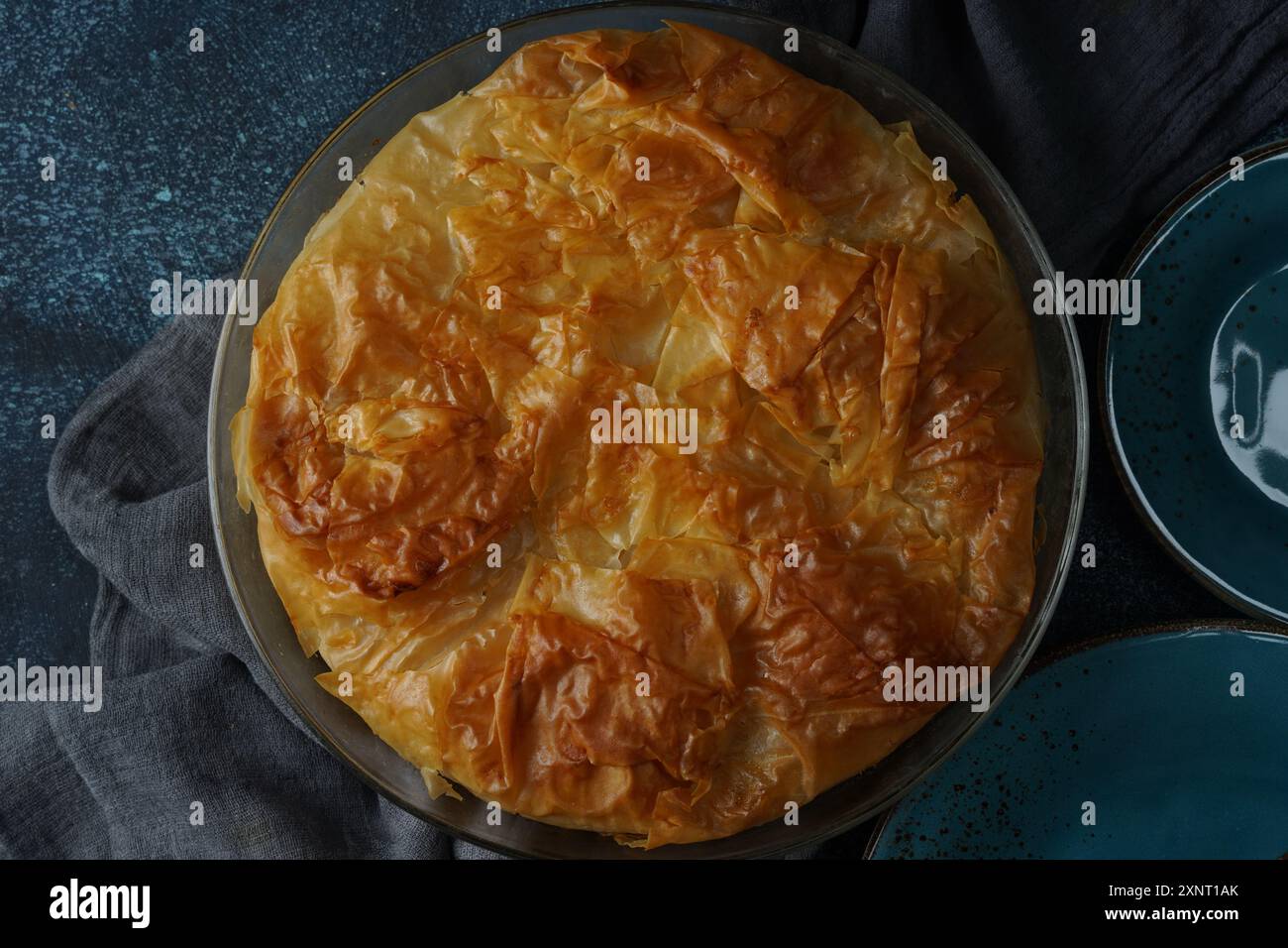 Griechischer Kuchen mit Spinat und Lachs in Filloteig Stockfoto