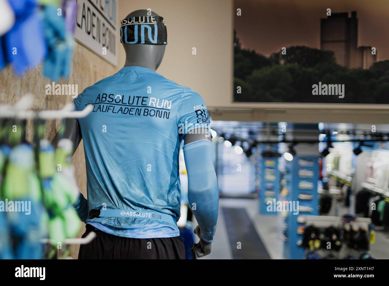 Beratung und Verkauf von Sportartikeln, hier Laufschuhe, im Einzelhandel, Bonn, 31.07.2024. Fachverkaeufer, Profi, Fachwissen, Anpassung, Bonn Deutschland *** Beratung und Verkauf von Sportartikeln, hier Laufschuhe, im Einzelhandel, Bonn, 31 07 2024 Fachhändler, professionell, Expertise, Anpassung, Bonn Deutschland Copyright: XUtexGrabowsky/photothek.dex Stockfoto