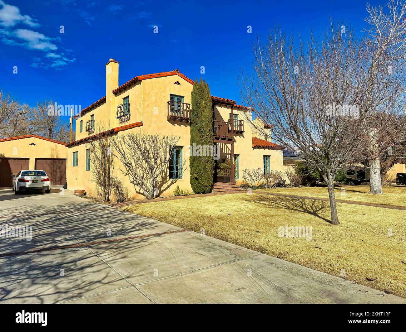 ALBUQUERQUE, NEW MEXICO, USA - 7. MÄRZ 2023. Gelbes altes Gebäude mit gekacheltem Dach. Bürogebäude Stockfoto