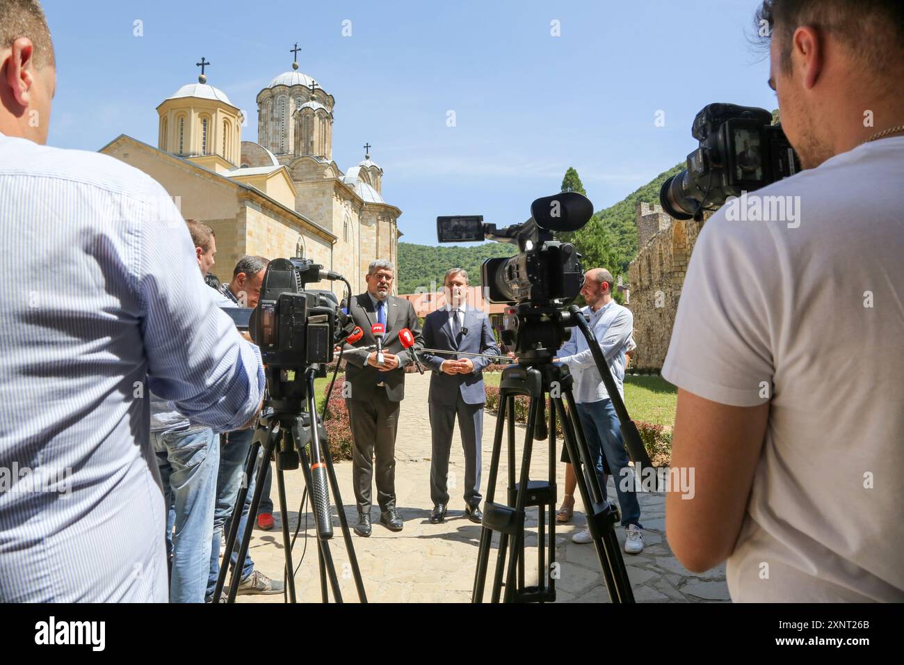 Despotovac, Serbien. August 2024. Nemanja Starovic, Ministerin für Arbeit, Beschäftigung, Veteranen und Soziales, sowie Nikola Selakovic, Kulturminister, sprechen am 1. August 2024 im Manasija-Kloster in Despotovac, Serbien vor der Presse. Bei dieser Gelegenheit betonte Premierminister Vucevic, wie wichtig es ist, dieses Meisterwerk der serbischen mittelalterlichen Architektur zu erhalten, und sprach über die Restaurierung des Klosters, die bis 2027 abgeschlossen sein wird. (Foto: Alexandra Buxbaum/SIPA USA) Credit: SIPA USA/Alamy Live News Stockfoto