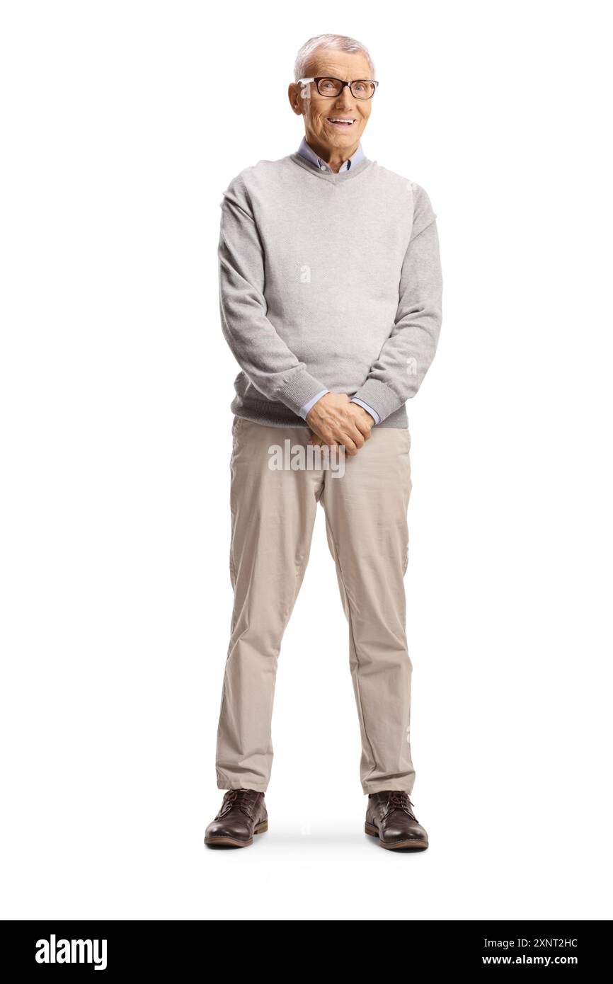 Fröhlicher älterer Mann sitzt und lächelt isoliert auf weißem Hintergrund Stockfoto