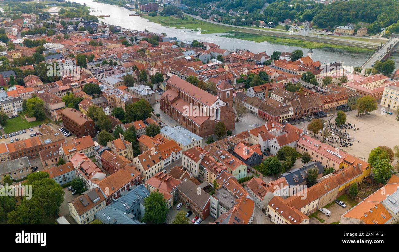 Ein Blick aus der Vogelperspektive auf die Kathedrale von Kaunas in der Altstadt von Kaunas, Litauen Stockfoto