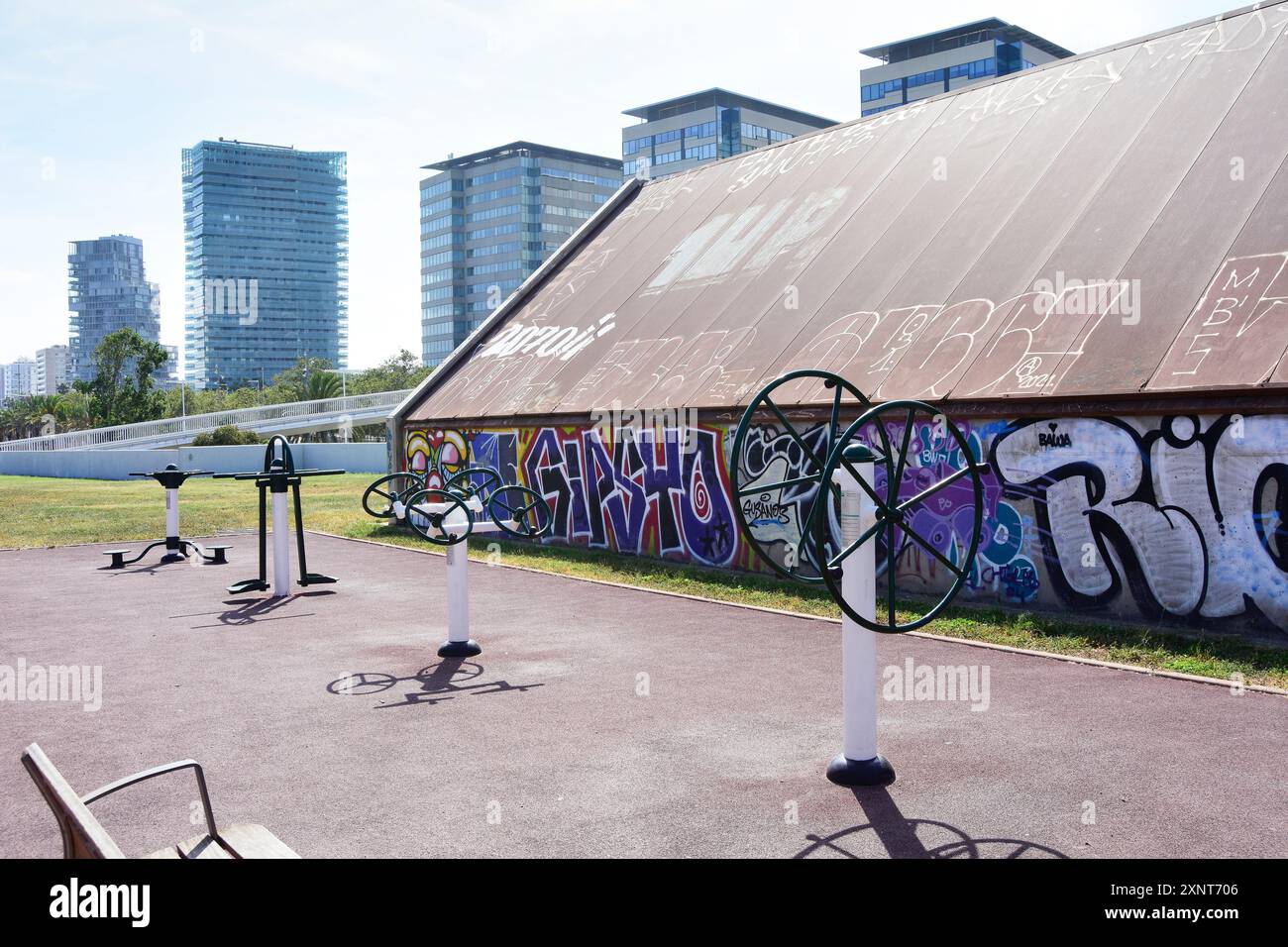 Öffentlicher Fitnessraum und Fitnessbereich im Freien. Sportgeräte oder Outdoor-Fitnessgeräte im öffentlichen Park. Fitnessraum im Freien mit Fitnessgeräten. Stockfoto