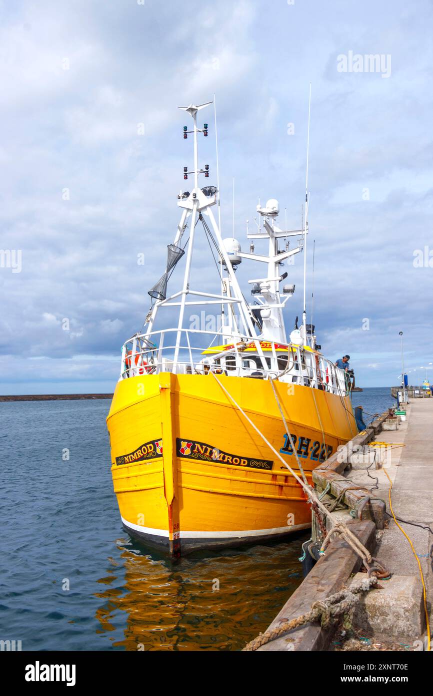 Fischerboote und Trawler schlendern durch den Hafen von Northumberland UK Stockfoto