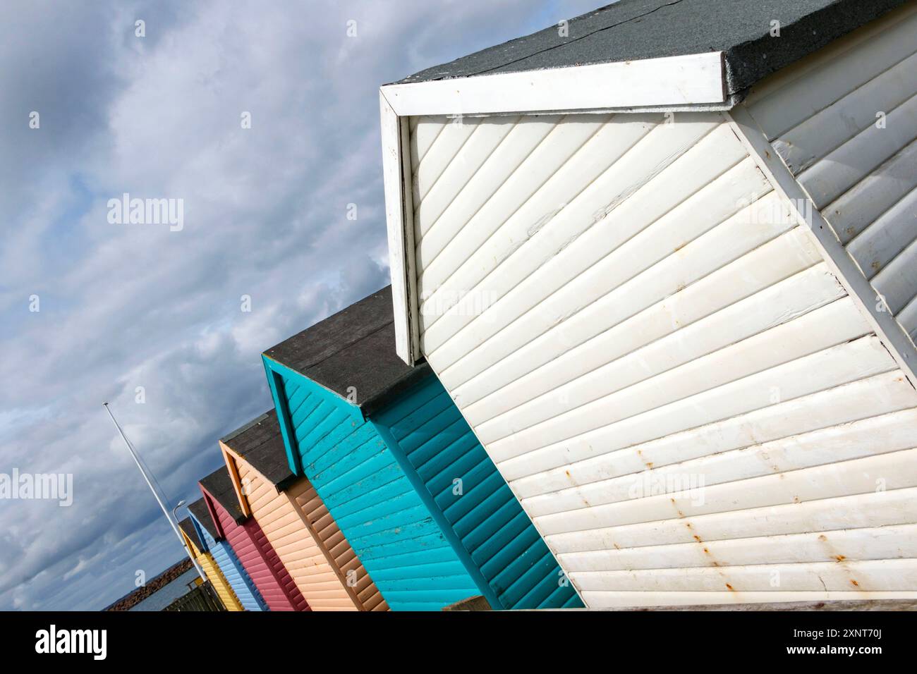 Farbenfrohe Strandhütten am Meer schlendern durch Northumberland UK Stockfoto