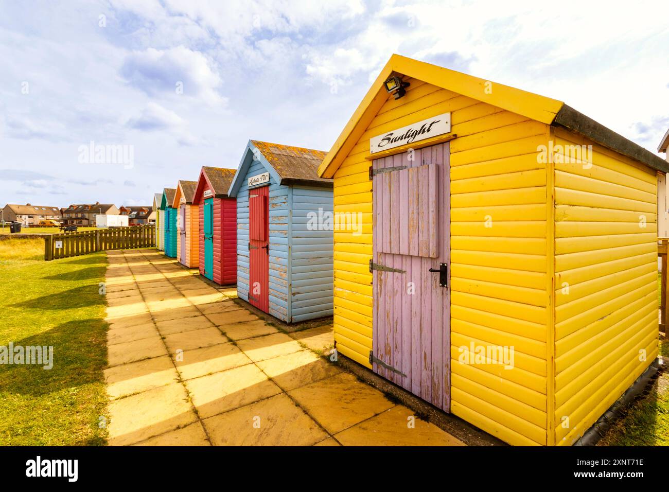 Farbenfrohe Strandhütten am Meer schlendern durch Northumberland UK Stockfoto