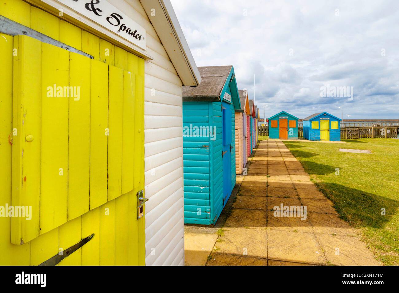 Farbenfrohe Strandhütten am Meer schlendern durch Northumberland UK Stockfoto