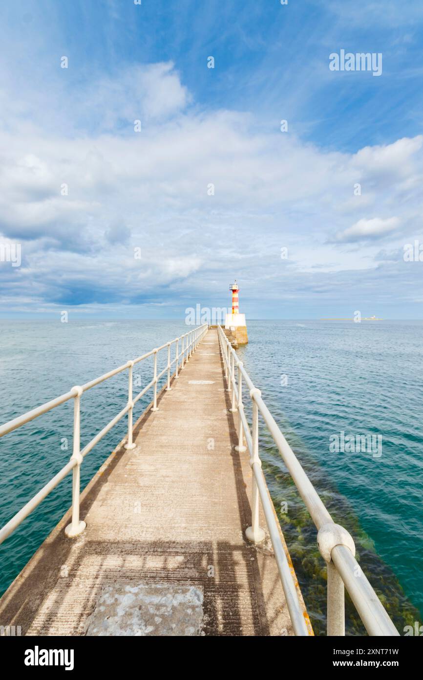 Bootsanleger und Leuchtturm-Warnleuchte im Amble Harbour Amble Northumberland UK Stockfoto