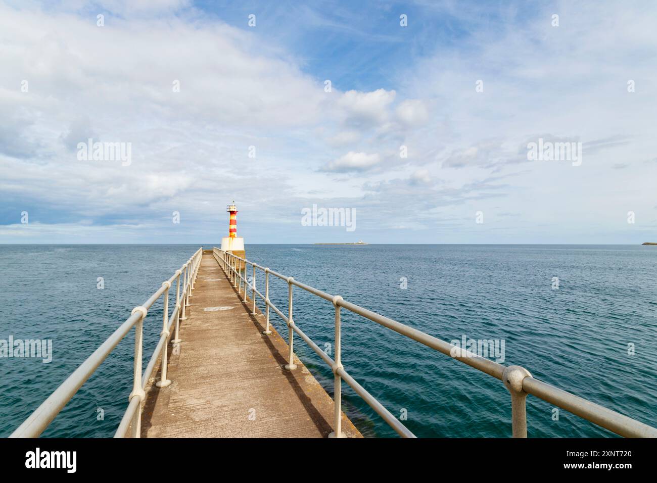 Bootsanleger und Leuchtturm-Warnleuchte im Amble Harbour Amble Northumberland UK Stockfoto