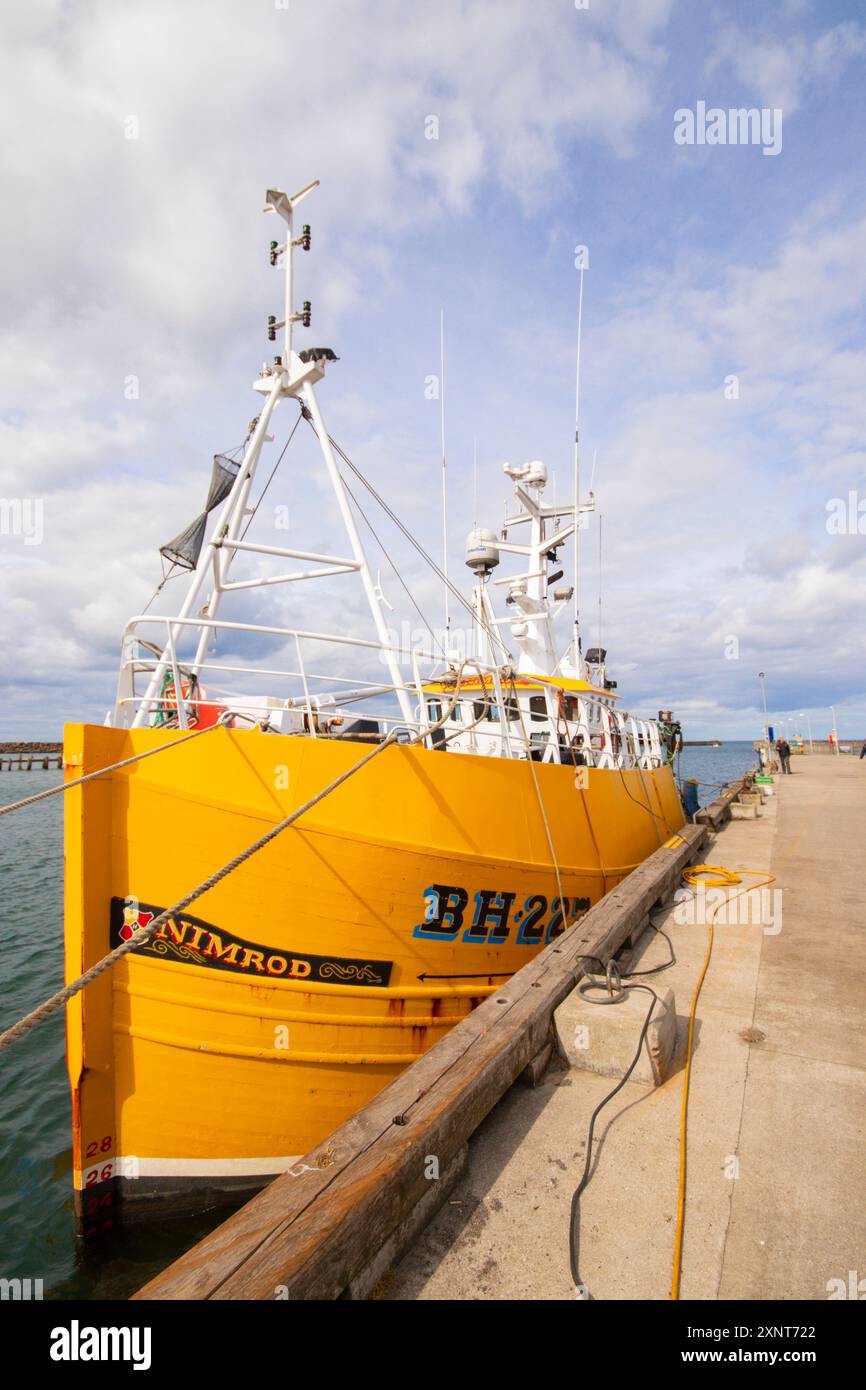 Fischerboote und Trawler schlendern durch den Hafen von Northumberland UK Stockfoto
