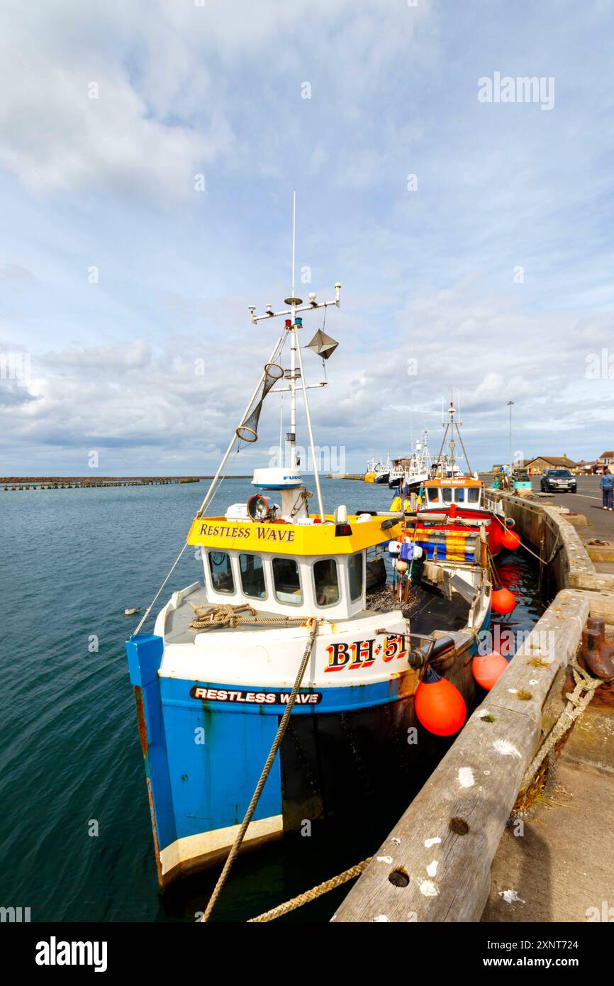 Fischerboote und Trawler schlendern durch den Hafen von Northumberland UK Stockfoto