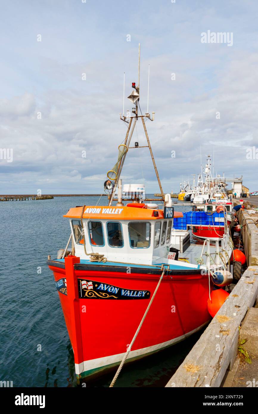 Fischerboote und Trawler schlendern durch den Hafen von Northumberland UK Stockfoto