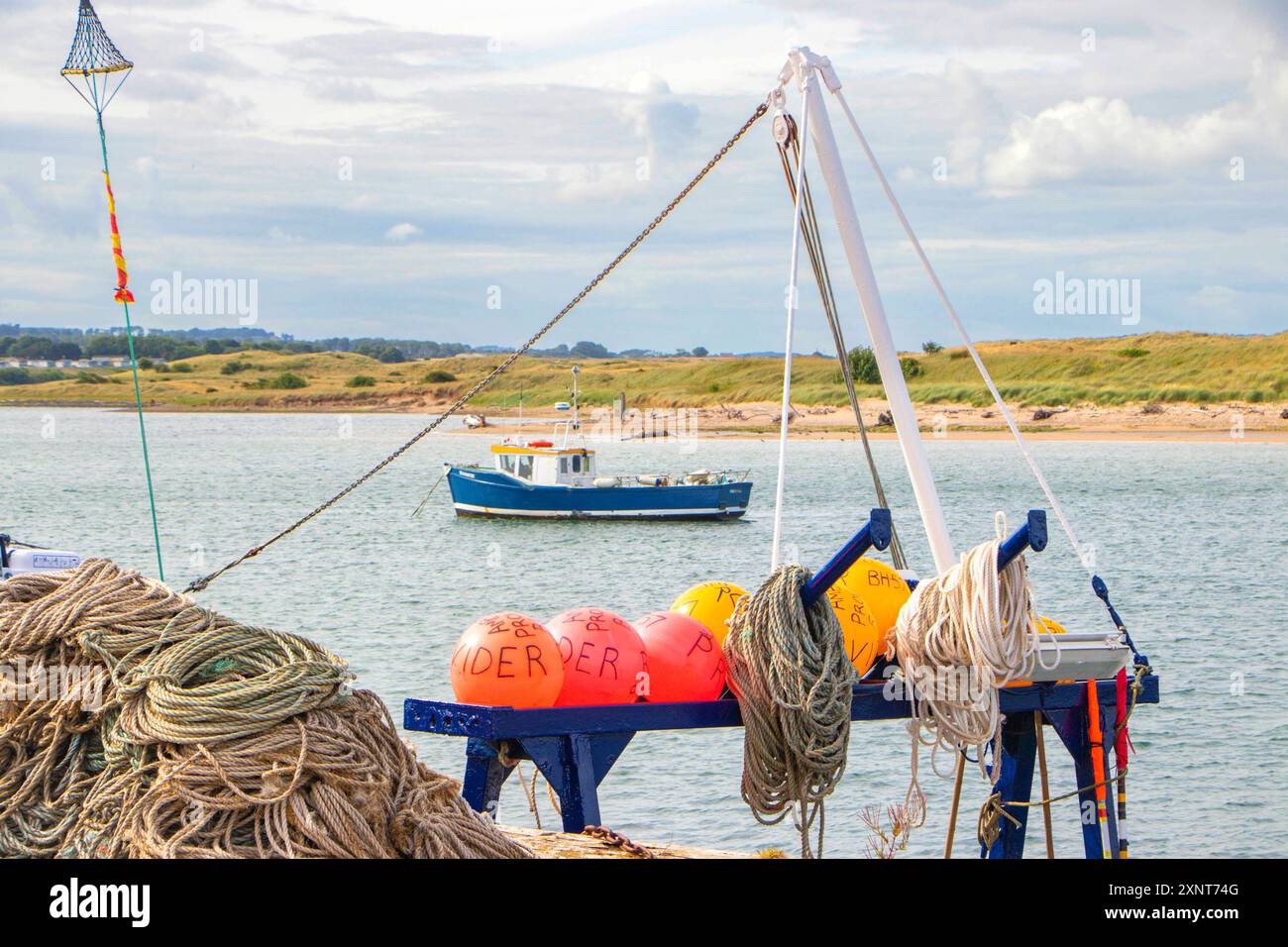 Fischerboote und Trawler schlendern durch den Hafen von Northumberland UK Stockfoto
