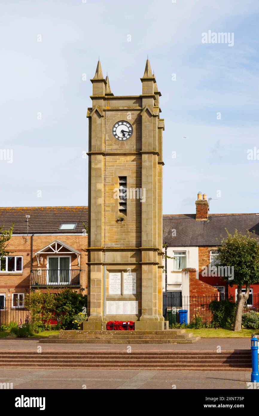 Kriegsmerkmal Turm und Uhr schlendern durch Northumberland UK Stockfoto