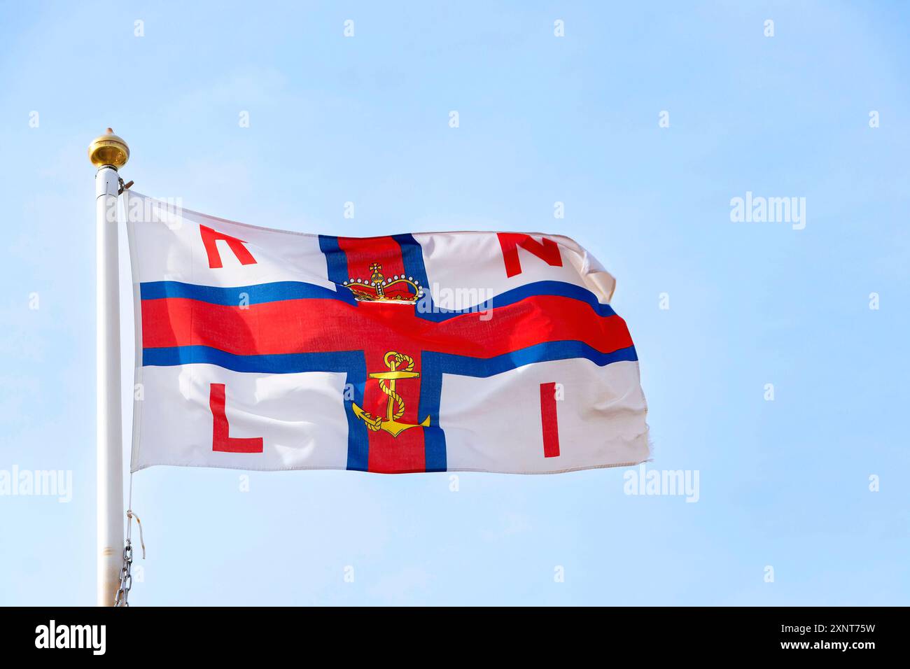 Die RNLI-Flagge fliegt im Brise Amble Hafen Northumberland UK Stockfoto
