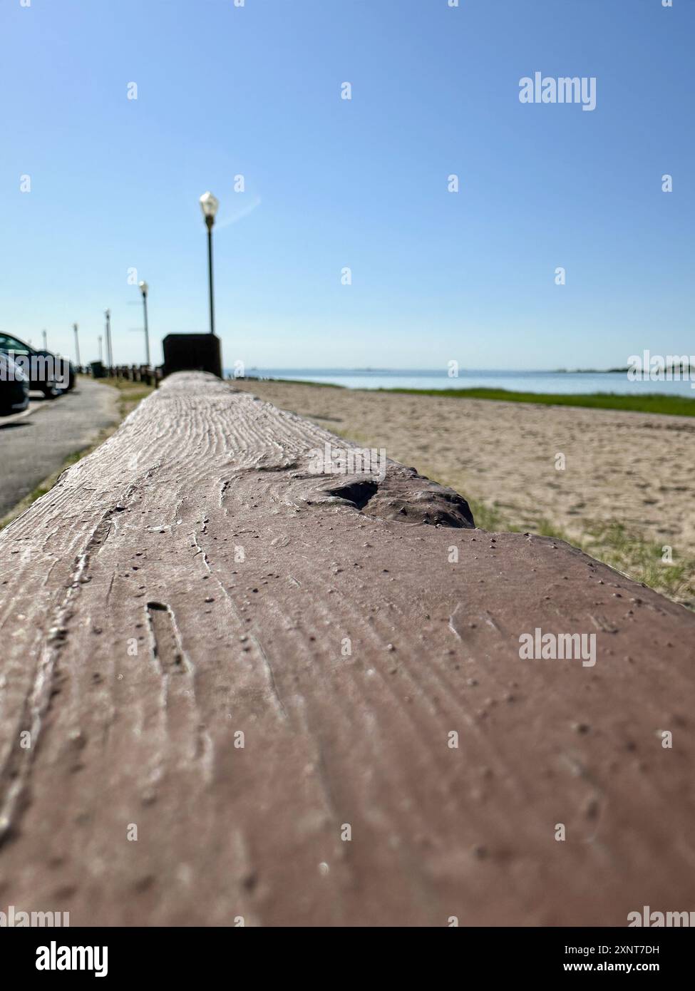 NORWALK, CY, USA – 2. JULI 2024: Ein hölzernes Geländer zieht sich entlang eines sandigen Valf-Weidelands und unterstreicht das warme Wetter und den klaren blauen Himmel. Stockfoto