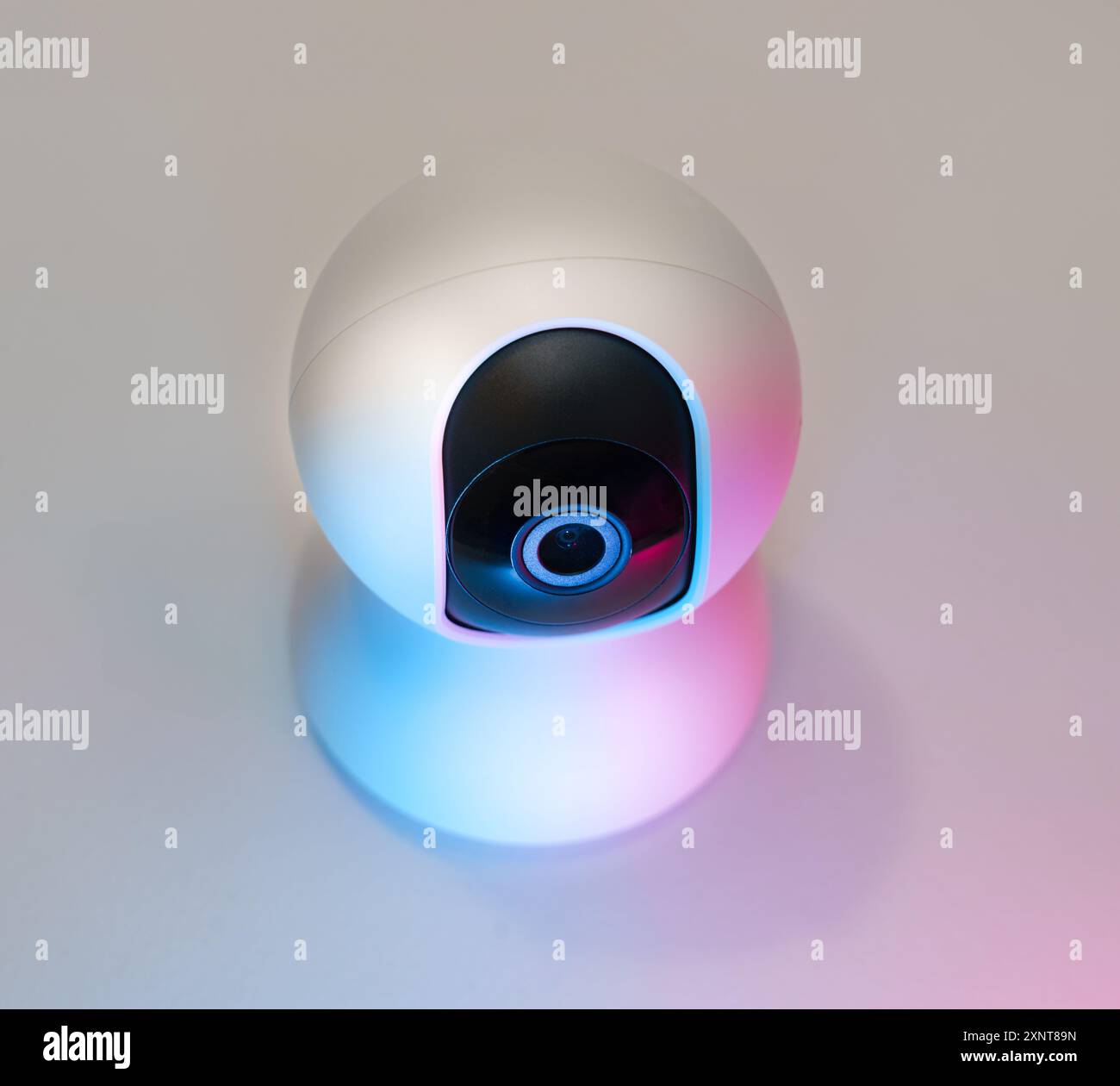 Sicherheits-Webcam Objektiv für Smart-Home-Geräte. Weißes Pastelllicht. Stockfoto