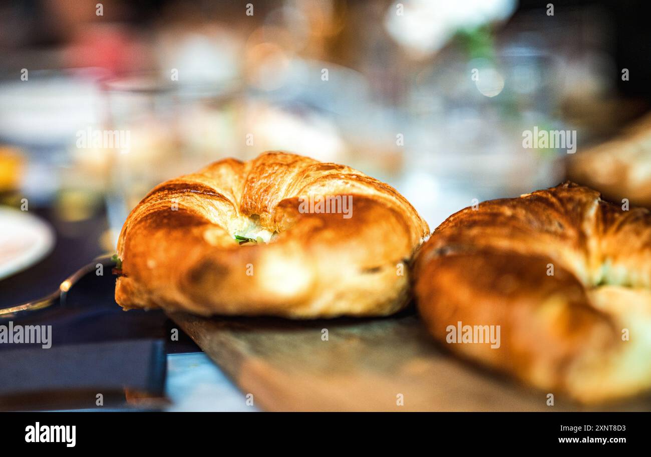 Tisch mit Frühstückssandwiches. Süßes Gebäck während der Geschäftsreise. Essen im Restaurant. Stockfoto