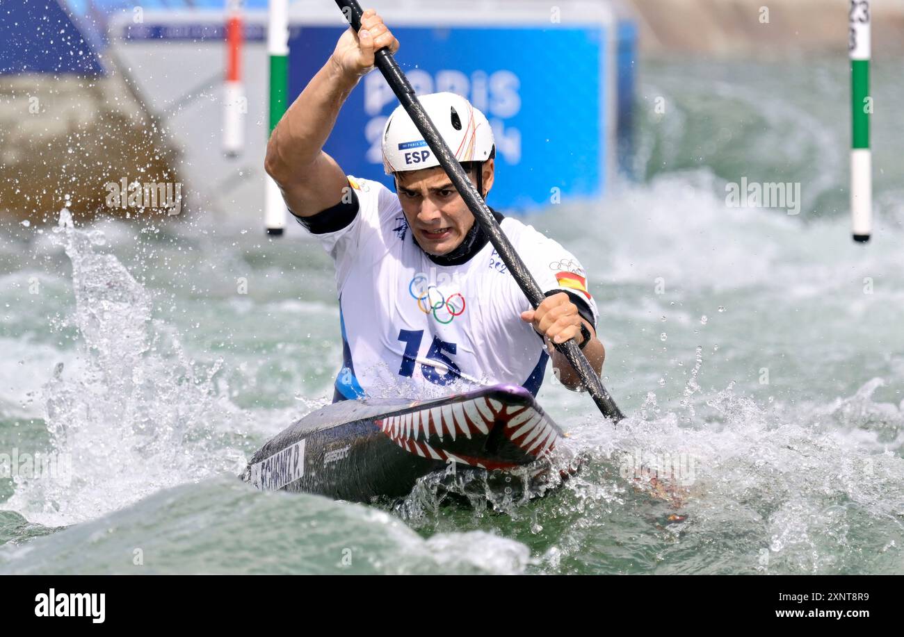 Paris, Frankreich. August 2024. Olympische Spiele 2024 in Paris. Kanu Slalom. Olympia-Nautikstadion. Paris. Pau Echaniz (ESP) beim Einzel-Wettbewerb der Männer im Kajak während der Olympischen Spiele 2024 in Paris im Olympischen Nautikstadion in Frankreich. Quelle: Sport In Pictures/Alamy Live News Stockfoto