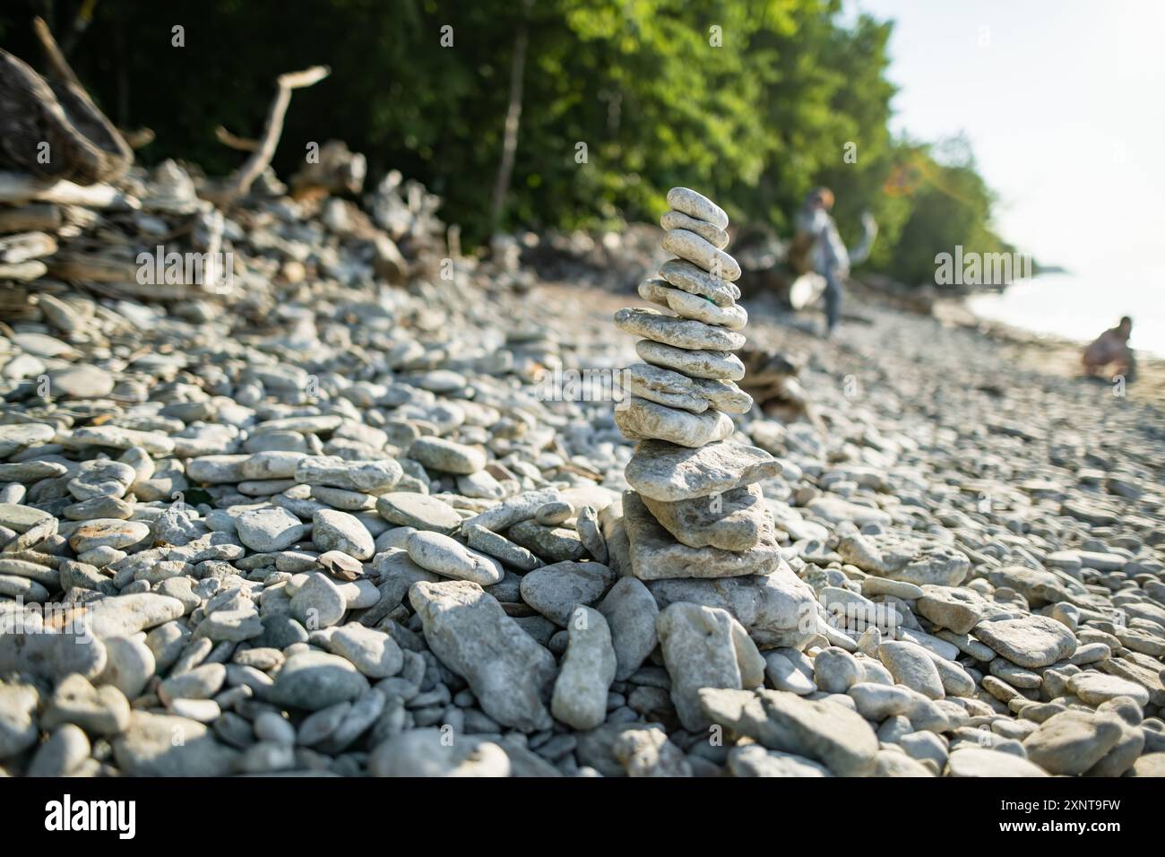 Am Kieselstrand in der Nähe des Wasserfalls Valaste, der über eine Holztreppe am Ufer des Finnischen Golfs im Norden Estlands erreicht wird, stapeln sich ausgleichende Steine. Stockfoto