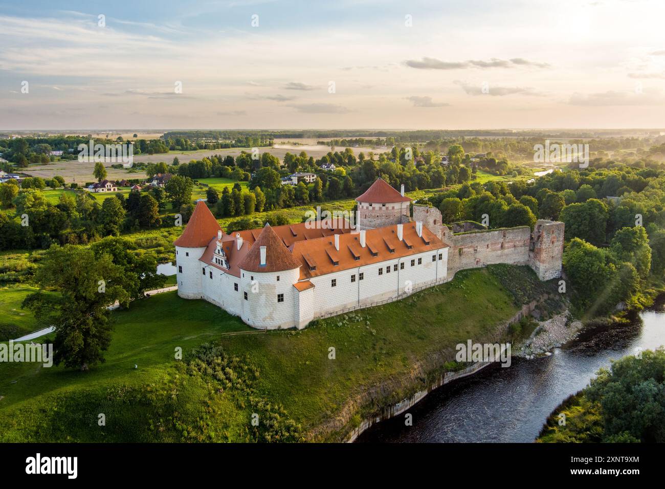 Aus der Vogelperspektive auf Schloss Bauska oder Bauskas Pils. Ruinen der Burg des Livländischen Ordens und eines späteren Palastes, Residenz des Herzogs von Kurland und Sitz der CAS Stockfoto