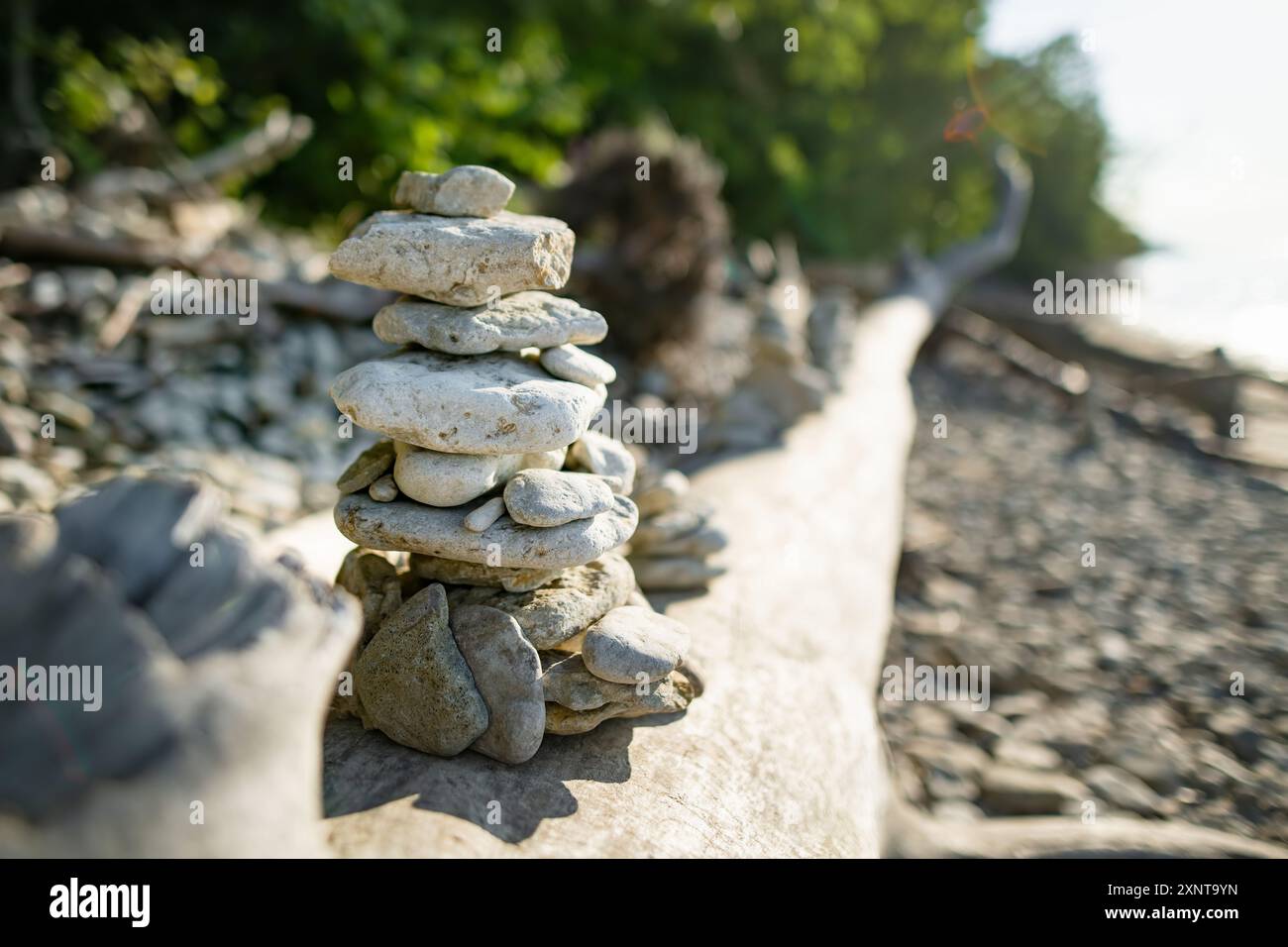 Am Kieselstrand in der Nähe des Wasserfalls Valaste, der über eine Holztreppe am Ufer des Finnischen Golfs im Norden Estlands erreicht wird, stapeln sich ausgleichende Steine. Stockfoto