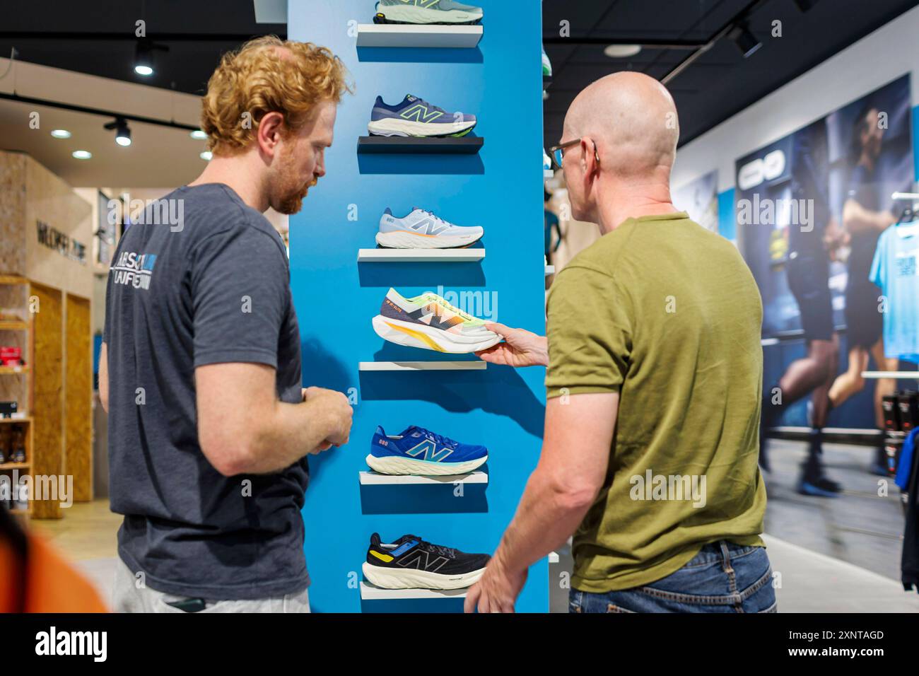 Bonn, Deutschland. 31. Juli 2024. Beratung und Verkauf von Sportartikeln, hier Laufschuhe, im Einzelhandel, Bonn, Juli 31, 2024. spezialisierter Verkäufer, professionell, Expertise, Anpassung, Credit: dpa/Alamy Live News Stockfoto