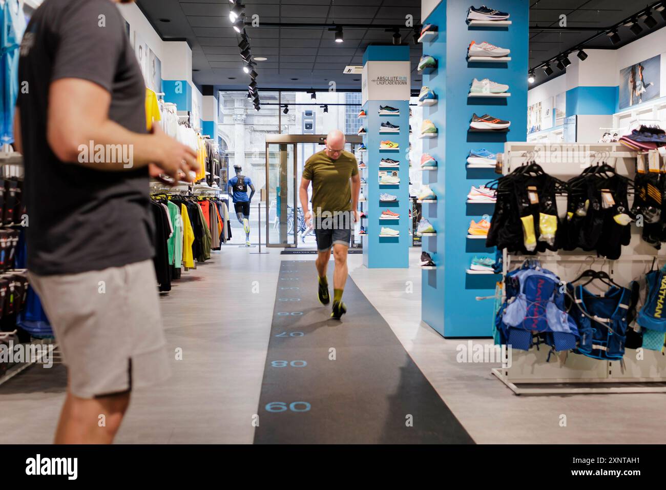 Bonn, Deutschland. 31. Juli 2024. Beratung und Verkauf von Sportartikeln, hier Laufschuhe, im Einzelhandel, Bonn, Juli 31, 2024. spezialisierter Verkäufer, professionell, Expertise, Anpassung, Credit: dpa/Alamy Live News Stockfoto