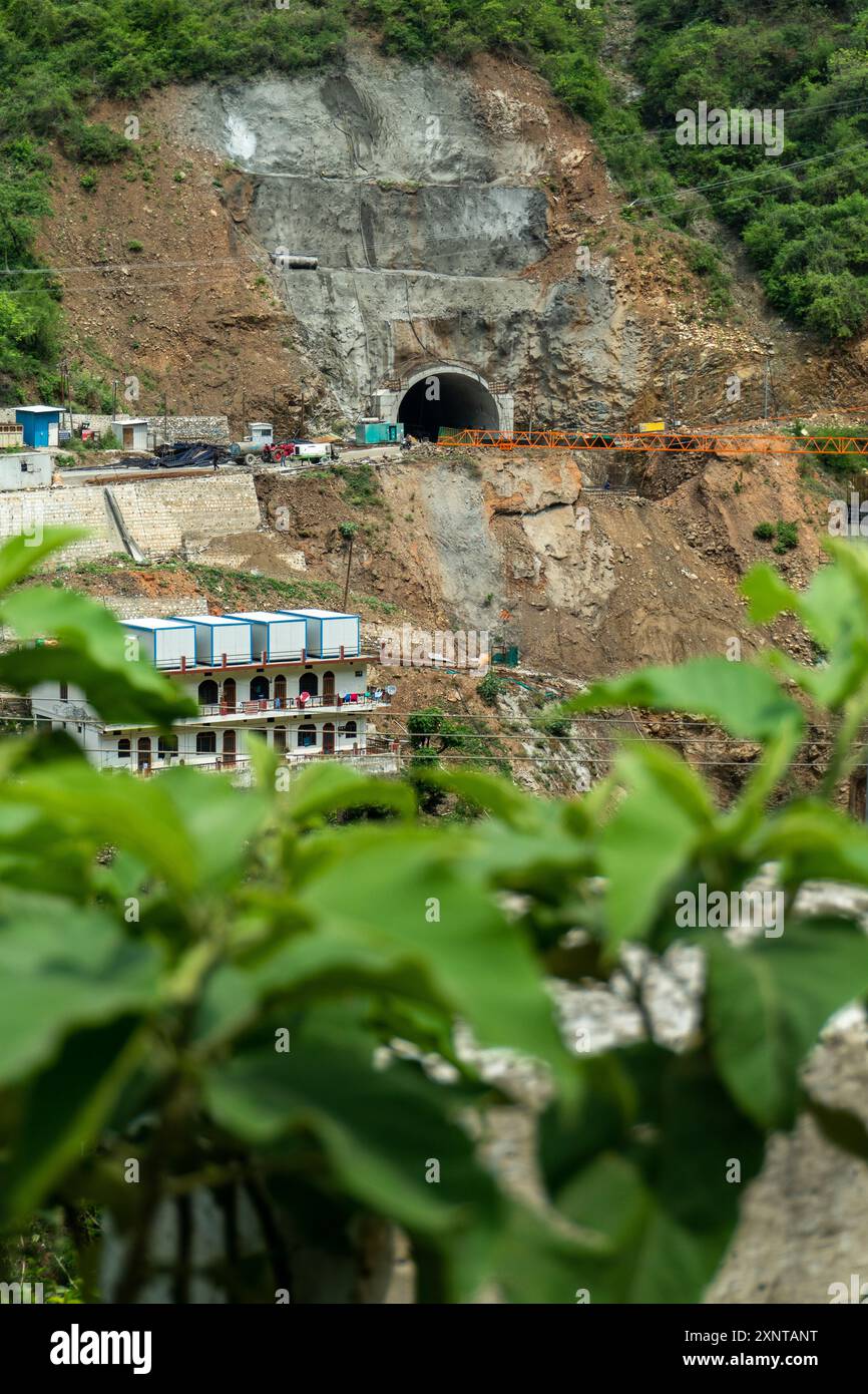 August 2nd2024, Uttarakhand Indien. Tunnel im Bau an der Bergbasis im Bezirk Rudraprayag, durch die Northern Railways, die den Unteren Himalaya verbinden Stockfoto