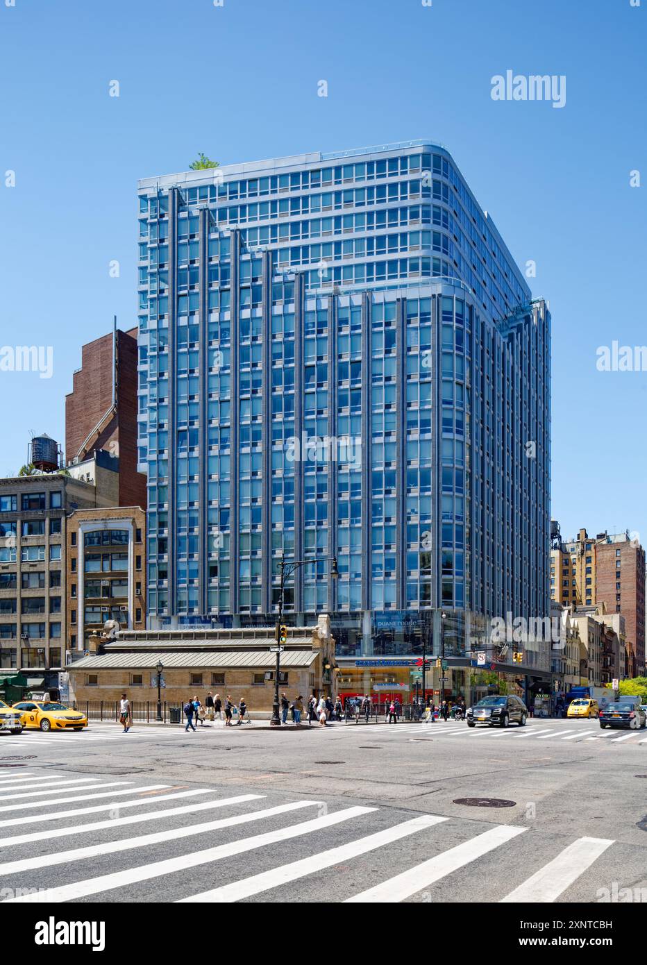 The Corner an der West 72nd Street und am Broadway ist ein 16-stöckiger blauer Glaswürfel, der sich auf der Spitze befindet und über einem zweistöckigen Geschäftsviertel liegt. Stockfoto