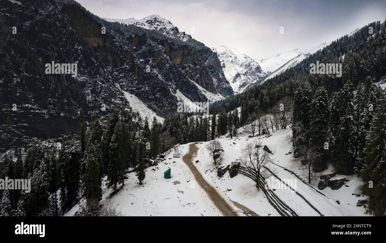 Sissu ist eine kleine Stadt im Lahaul-Tal von Himachal Pradesh in Indien. Es ist etwa 40 km von Manali entfernt und liegt am rechten Ufer des Flusses Chandra Stockfoto