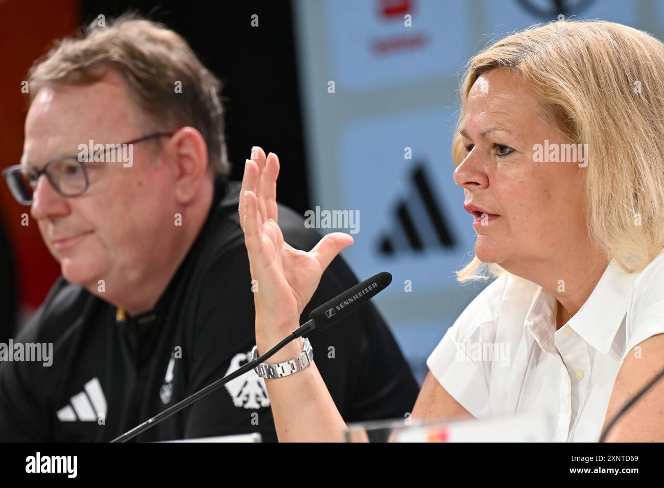 Paris, Frankreich. August 2024. Olympische Spiele, Paris 2024, Deutsches Haus, Bundesinnenministerin Nancy Faeser (SPD) und Torsten Burmester, Vorsitzender des DOSB-Vorstands, sitzen auf einer Pressekonferenz auf dem Podium. Quelle: Marijan Murat/dpa/Alamy Live News Stockfoto