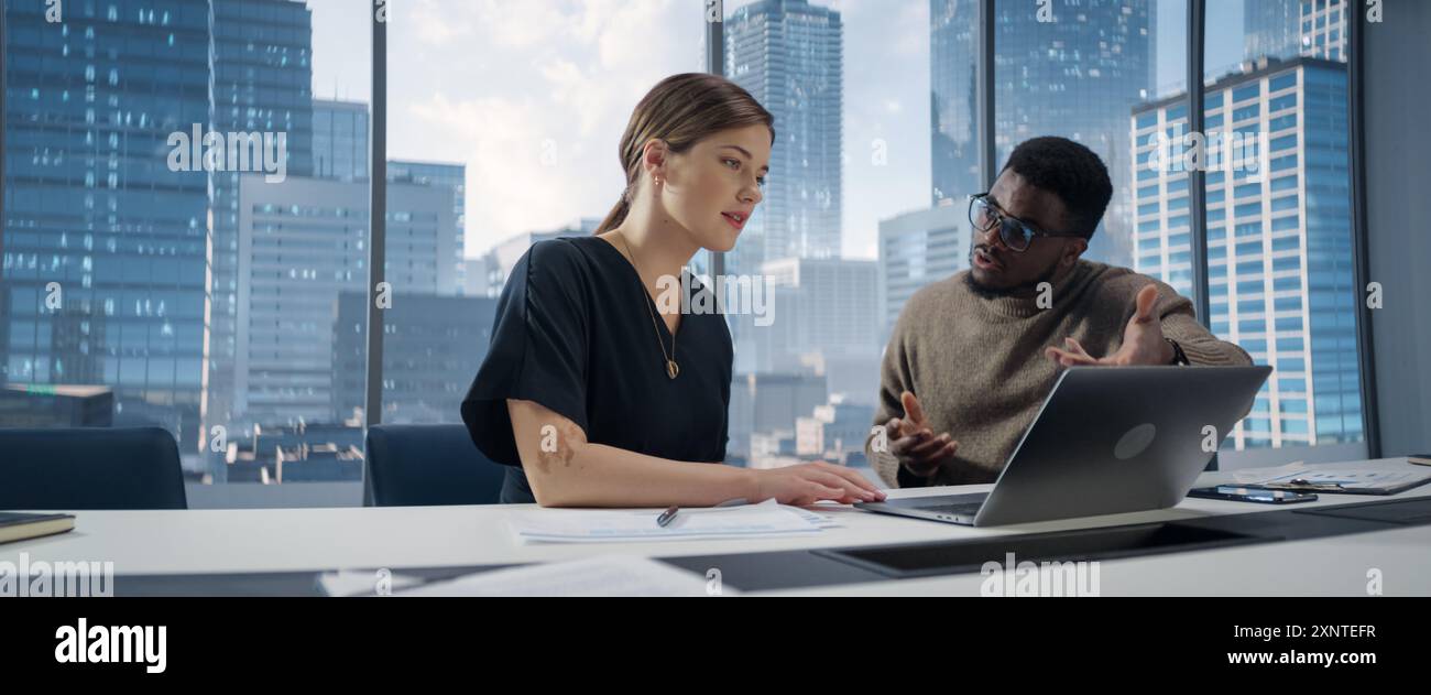 In Diverty Modern Office: Geschäftstreffen von schwarzem Geschäftsmann und kaukasischer Geschäftsfrau. Geschäftsleute, die am internationalen E-Commerce-Projekt arbeiten. Planung und Lösung von Problemen. Stockfoto