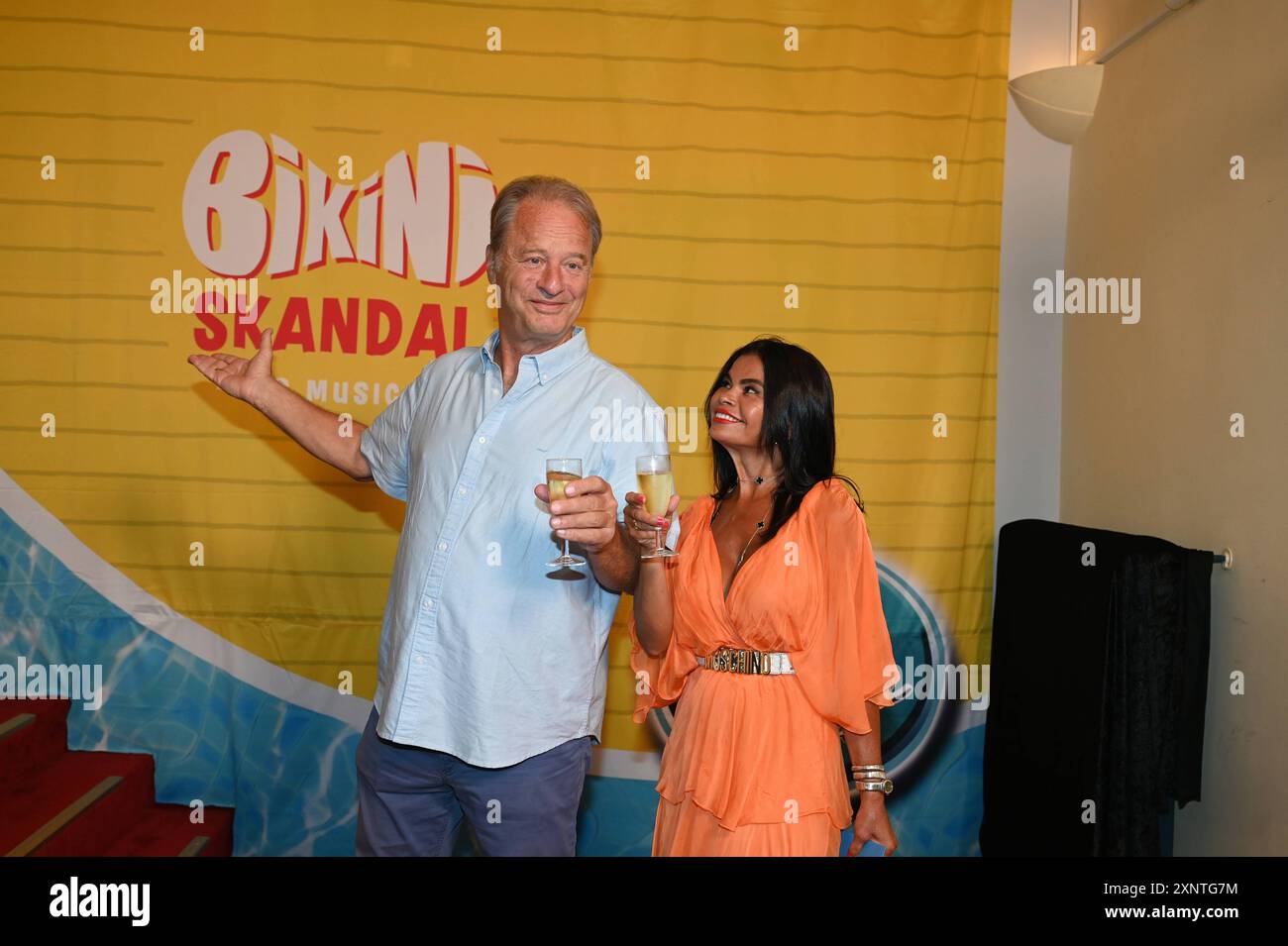 Komiker Tom Gerhardt und seine Frau Nadia kommen zur Premiere des Comedy Musical BIKINI SKANDAL *** der Komiker Tom Gerhardt und seine Frau Nadia nehmen an der Premiere des Comedy Musical BIKINI SKANDAL Teil Stockfoto