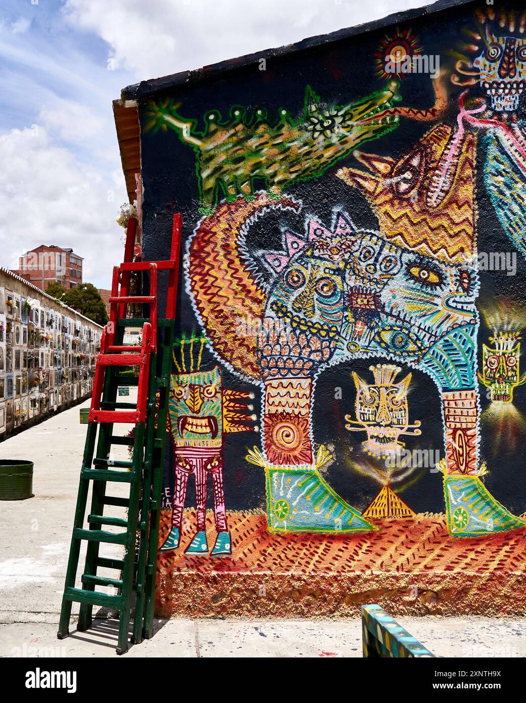 Farbenfrohes Straßengemälde mit einzigartiger Graffiti-Kunst an einer Gebäudewand mit Leiter. Die Szene fängt Kreativität, Straßenkunst-Kultur und urbanes Experience ein Stockfoto