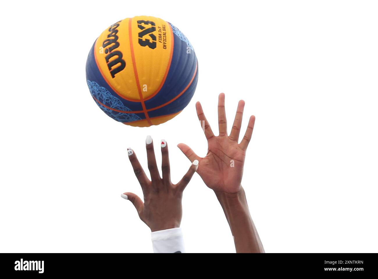 Paris, Frankreich. August 2024. Julien Mattia/Le Pictorium - Basketball 3x3-Frauen - Vorrunde USA - Frankreich - Paris 2024 - 02/08/2024 - France/Ile-de-France (Region)/Paris - Vorrunde des 3X3-Frauen-Basketballs bei den Olympischen Spielen in Paris, am Place de la Concorde, 2. August 2024. Quelle: LE PICTORIUM/Alamy Live News Stockfoto