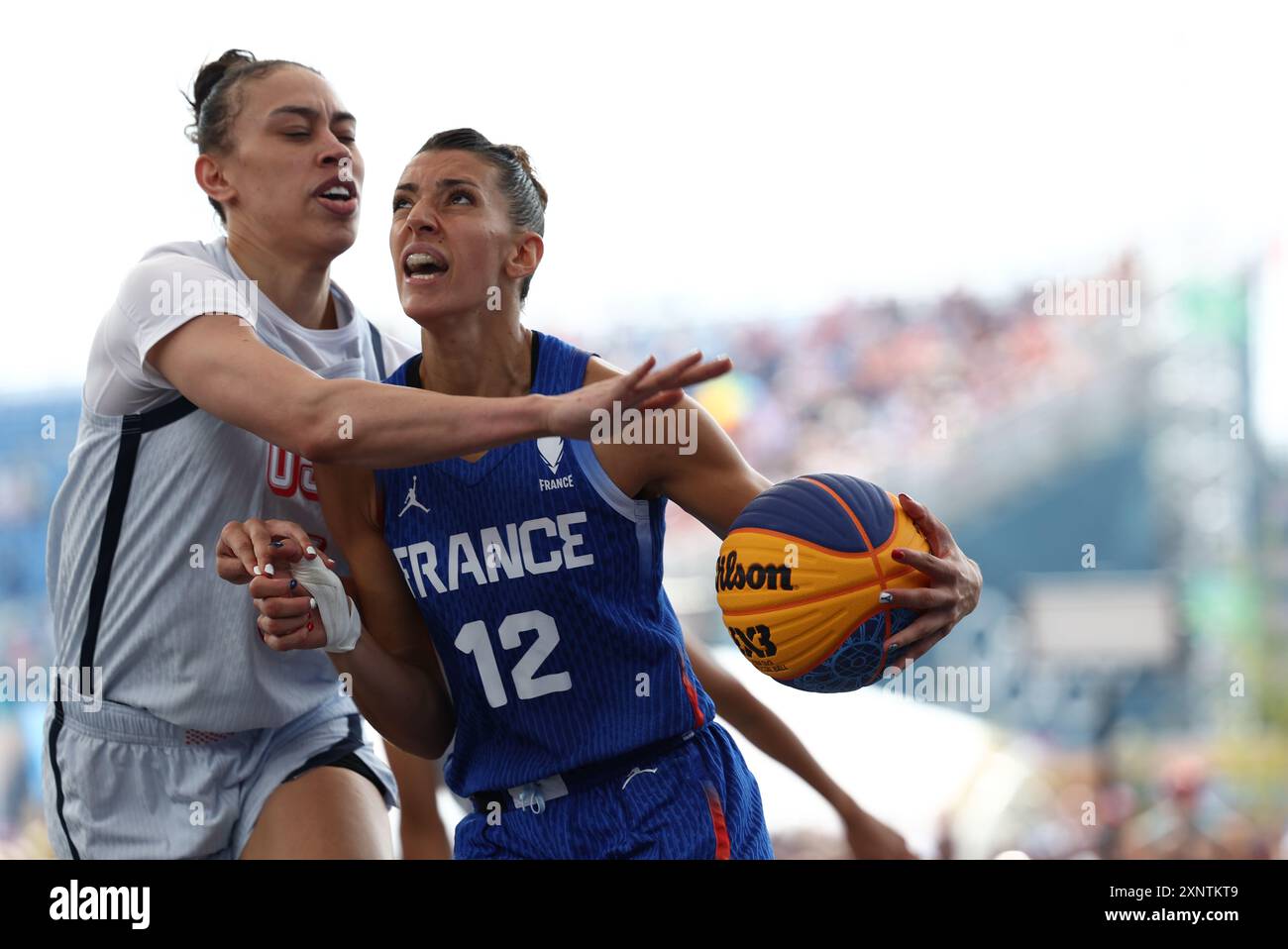 Paris, Frankreich. August 2024. Julien Mattia/Le Pictorium - Basketball 3x3-Frauen - Vorrunde USA - Frankreich - Paris 2024 - 02/08/2024 - France/Ile-de-France (Region)/Paris - Laetitia Guapo (FRA) während der Basket 3X3-Frauen-Vorrunde der Olympischen Spiele in Paris, am Place de la Concorde, 2. August 2024. Quelle: LE PICTORIUM/Alamy Live News Stockfoto