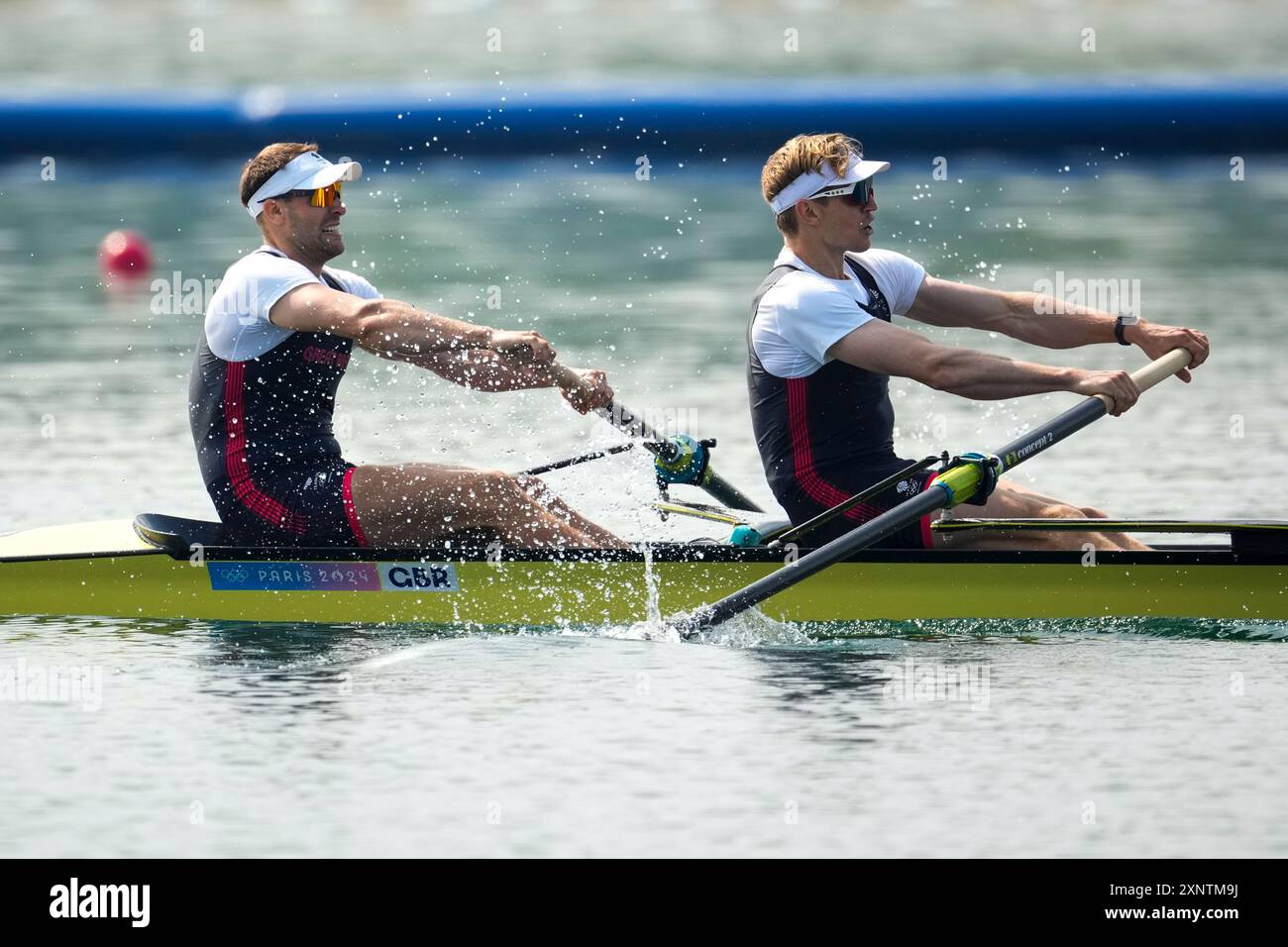 Britain's Oliver Wynne-Griffith and Tom George compete in the men's pair rowing final at the 2024 Summer Olympics, Friday, Aug. 2, 2024, in Vaires-sur-Marne, France. (AP Photo/Ebrahim Noroozi) Stockfoto