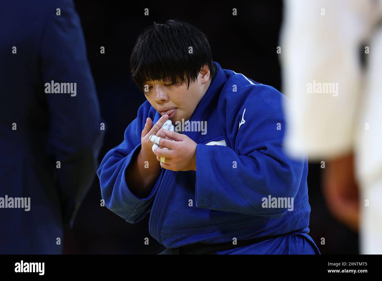 Paris, Frankreich. August 2024. Olympia, Paris 2024, Champ-de-Mars-Arena, Judo, 78 kg, Frauen, Viertelfinale, Akira Sone aus Japan richtet ihre Kontaktlinse gerade. Quelle: Jan Woitas/dpa/Alamy Live News Stockfoto