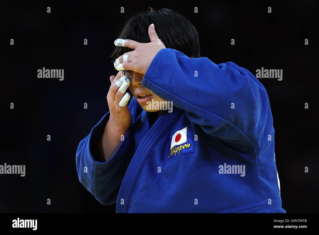 Paris, Frankreich. August 2024. Olympia, Paris 2024, Champ-de-Mars-Arena, Judo, 78 kg, Frauen, Viertelfinale, Akira Sone aus Japan richtet ihre Kontaktlinse gerade. Quelle: Jan Woitas/dpa/Alamy Live News Stockfoto