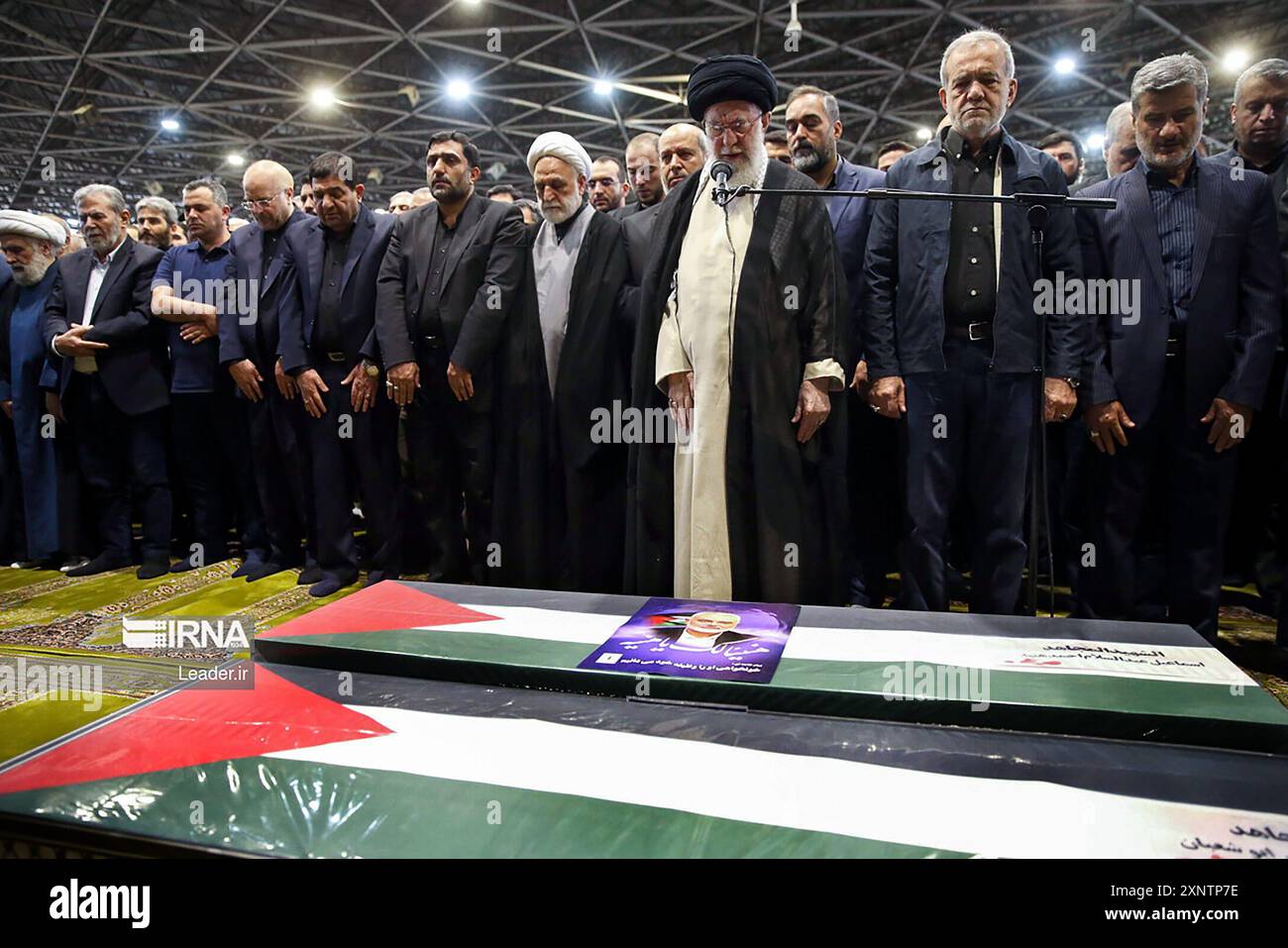 Ein vom Büro des obersten iranischen Führers Ayatollah Ali Chamenei bereitgestelltes Foto zeigt ihn (3-R), der das Gebet neben dem iranischen Präsidenten Masoud Pezeshkian (2-R) über dem Sarg des verstorbenen Hamas-Führers Ismail Haniyeh und seines Leibwächters während seiner Begräbnisprozession in Teheran am Donnerstag, dem 1. August 2024, leitet. vor seiner Beerdigung in Katar. Der Iran veranstaltete Beerdigungszüge mit Rache nach der Ermordung des politischen Häuptlings der Hamas Ismail Haniyeh in Teheran in einem Streik, der Israel beschuldigt wurde. Foto der Nachrichtenagentur der Islamischen Republik IRNA/UPI Stockfoto