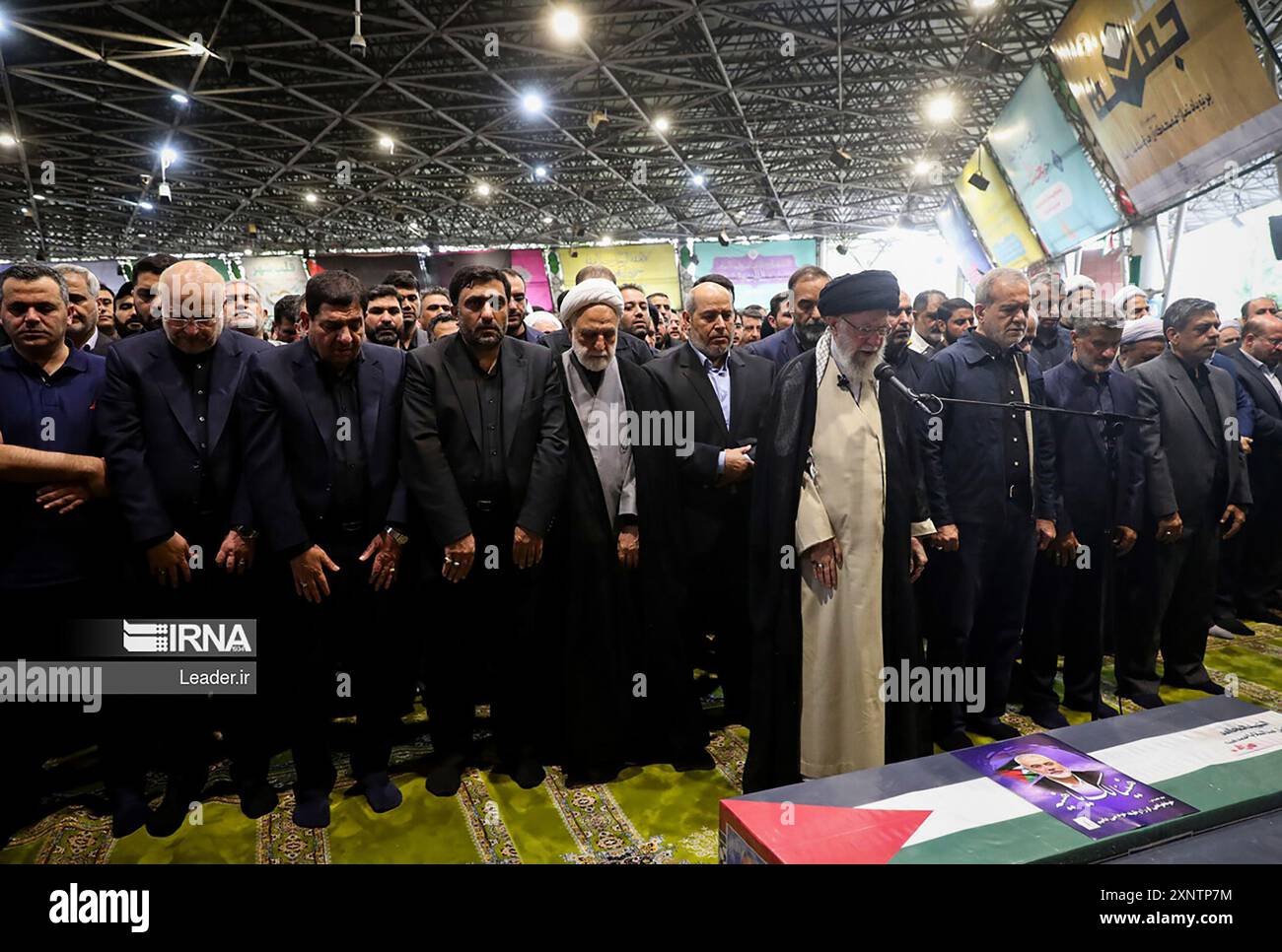 Ein vom Büro des obersten iranischen Führers Ayatollah Ali Chamenei bereitgestelltes Foto zeigt ihn (4-R), der das Gebet neben dem iranischen Präsidenten Masoud Pezeshkian (3-R) über dem Sarg des verstorbenen Hamas-Führers Ismail Haniyeh und seines Leibwächters während seiner Begräbnisprozession in Teheran am Donnerstag, dem 1. August 2024, leitet. vor seiner Beerdigung in Katar. Der Iran veranstaltete Beerdigungszüge mit Rache nach der Ermordung des politischen Häuptlings der Hamas Ismail Haniyeh in Teheran in einem Streik, der Israel beschuldigt wurde. Foto der Nachrichtenagentur der Islamischen Republik IRNA/UPI Stockfoto