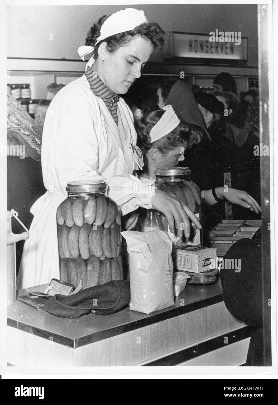 Eröffnung des 330 m² großen Selbstbedienungsgeschäfts mit vier Kassen. Stadt Brandenburg. Verkaufsstelle. Speichern. Speichern. Essen, Konsum, Einzelhandel, DDR, historisch. Foto: MAZ/Archive, 17.12.1956 [automatisierte Übersetzung] Stockfoto