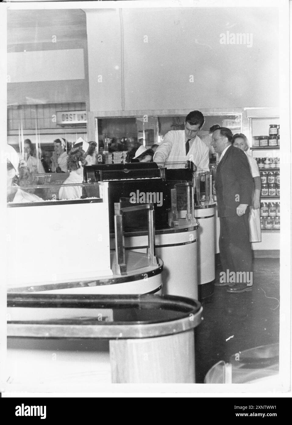 Eröffnung des 330 m² großen Selbstbedienungsgeschäfts mit vier Kassen. Stadt Brandenburg. Verkaufsstelle. Speichern. Speichern. Essen, Konsum, Einzelhandel, DDR, historisch. Foto: MAZ/Archive, 17.12.1956 [automatisierte Übersetzung] Stockfoto