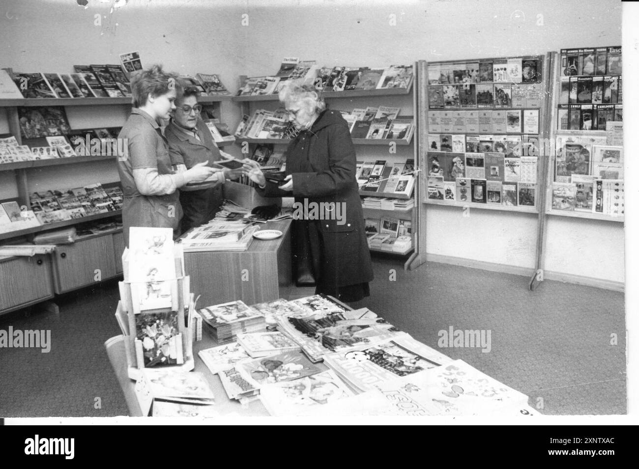 Neuer Zeitungskiosk im Potsdamer Wohngebiet Newspapers am Stern. Zeitschriften. Zeitungskiosk. Speichern. Speichern. Verkaufsstelle. Einzelhandel. DDR. Historisch. Foto: MAZ/ Michael Hübner, 08.12.1987 [automatisierte Übersetzung] Stockfoto