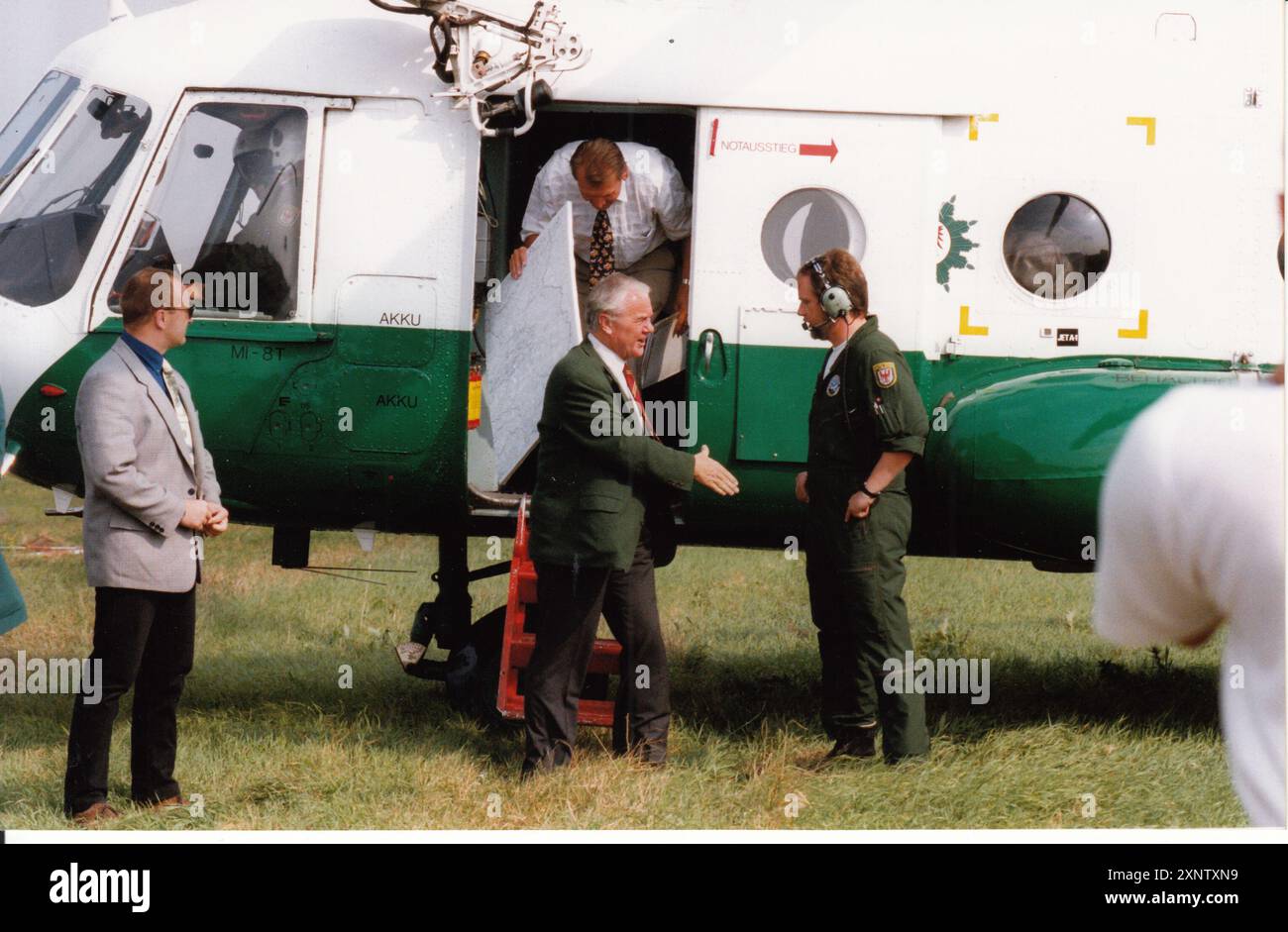 Premierminister Manfred Stolpe besucht ein Jahr nach der Oderflut das Ziltendorfer Tiefland (bei Vogelsang und Aurith). Im Hintergrund ein MIL Mi-8 Hubschrauber. Umgebung. Naturschutz. Landesregierung. Foto: MAZ/Peter Sengpiehl, 23.07.1998 [automatisierte Übersetzung] Stockfoto